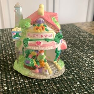 Charming Flower Shop Figurine - Multicolor